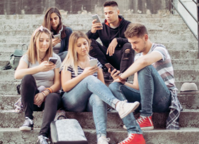 تاثیرات تلفن همراه بر نوجوانان چیست؟/love magazine