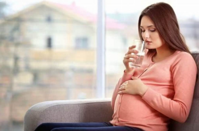 علت خشکی دهان در بارداری چیست؟/ love magazine