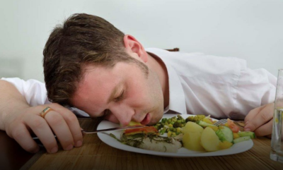 علت خواب آلودگی بعد از خوردن غذا چیست؟/ love magazine