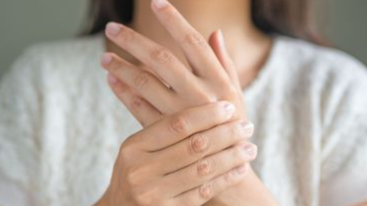 آرتریت در انگشتان: علل، علائم و راه های پیشگیری از آن/ love magazine
